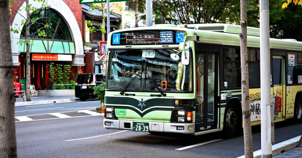 Un sofer de autobuz japonez a furat 7 dolari