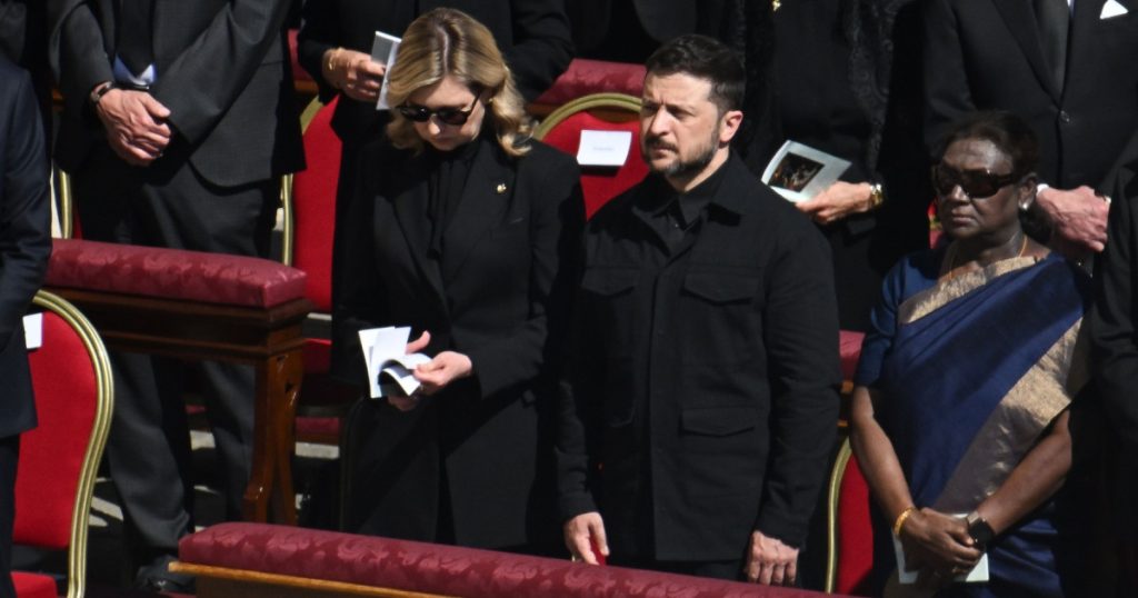 Volodimir Zelenski aplaudat la sosirea in Piata Sfantul Petru