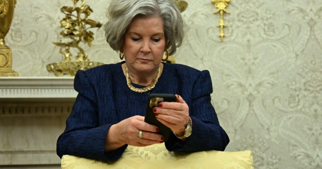 Alert de securitate n echipa lui Trump FBI investigheaza compromiterea telefonului sefei de personal de la Casa Alba