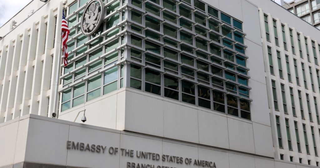 Barbat arestat in New York pentru atac cu Molotov la ambasada SUA