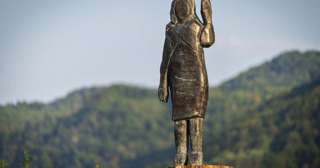 Blestemul statuilor din Slovenia ale Melaniei Trump