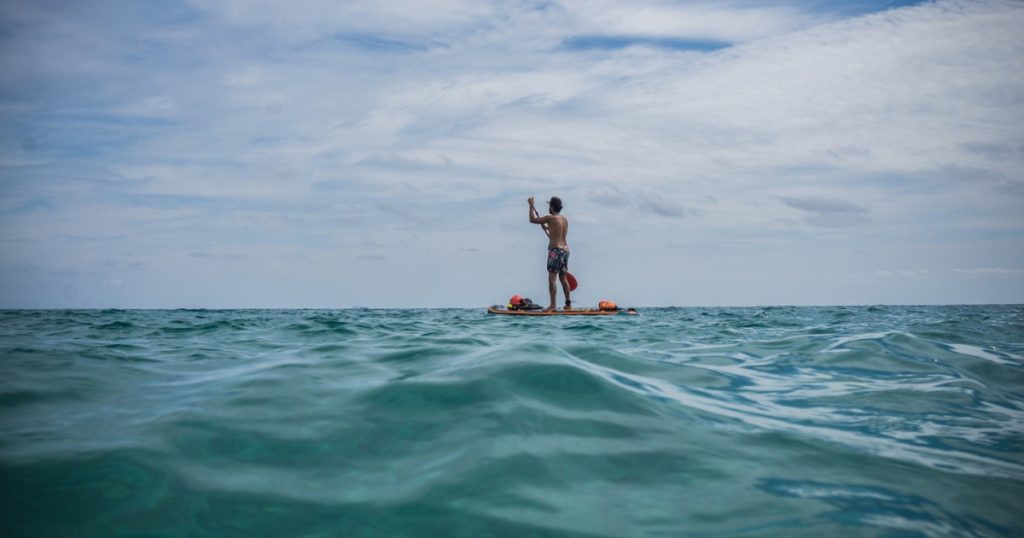 Cetatean francez arestat intrand ilegal in Rusia cu o placa de surf