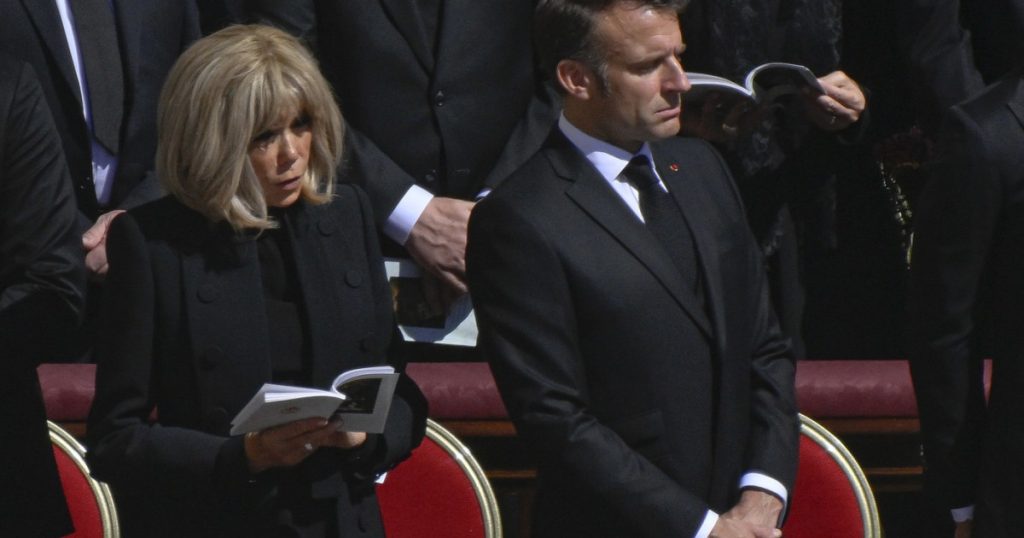 Emmanuel Macron este acuzat de amestec in alegerea papei