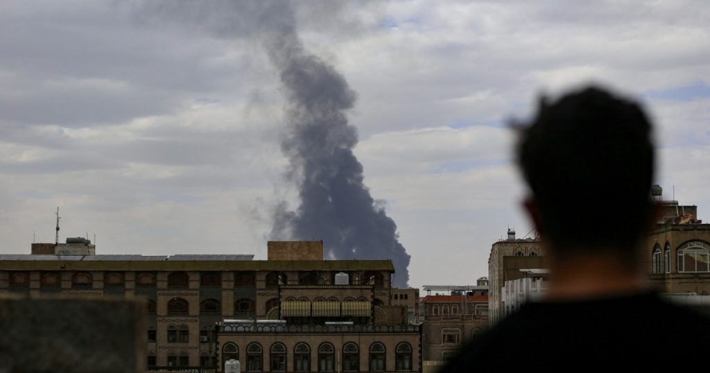 Israel a bombardat aeroportul principal din Sanaa Houthii promit represalii