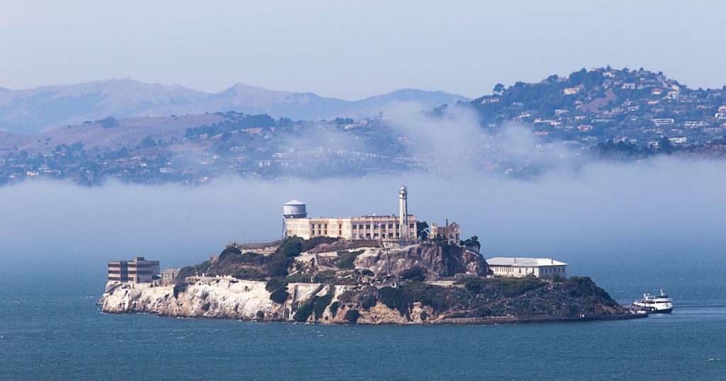 Misterul evadarii celebri din Alcatraz Trei detinuti disparuti