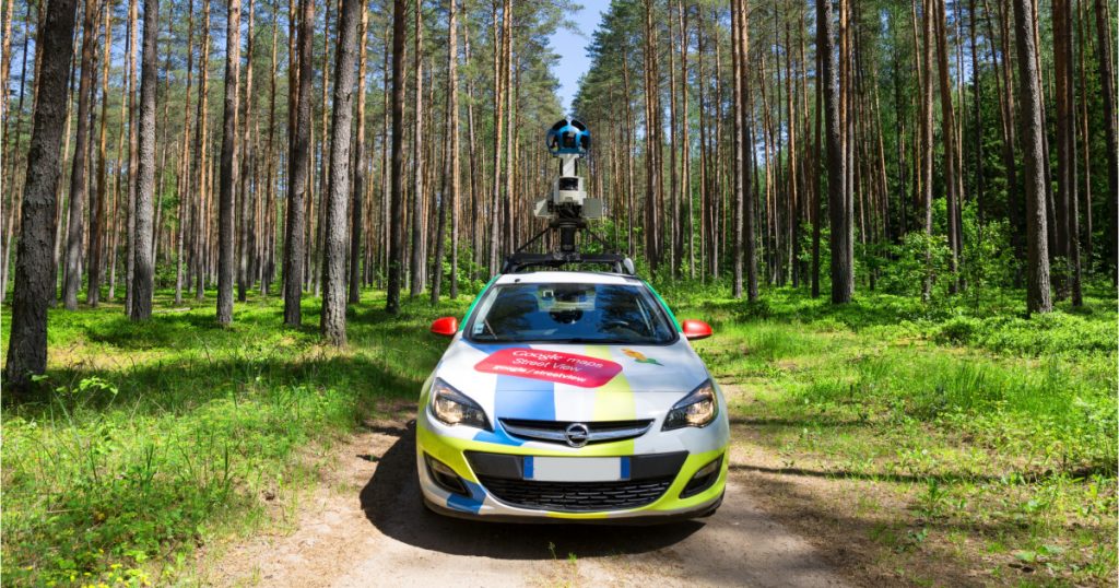 O vedeta pe roti experienta volanului unei masini Street View