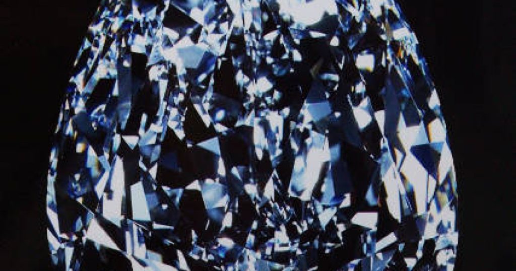 Un diamant albastru rar vandut la licitatie pentru 21 5 milioane