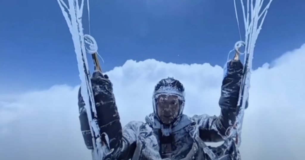 Un parapantist chinez a supravietuit la 8000 m