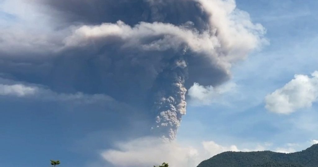 Vulcanul Lewotobi Laki laki a erupt in Indonezia