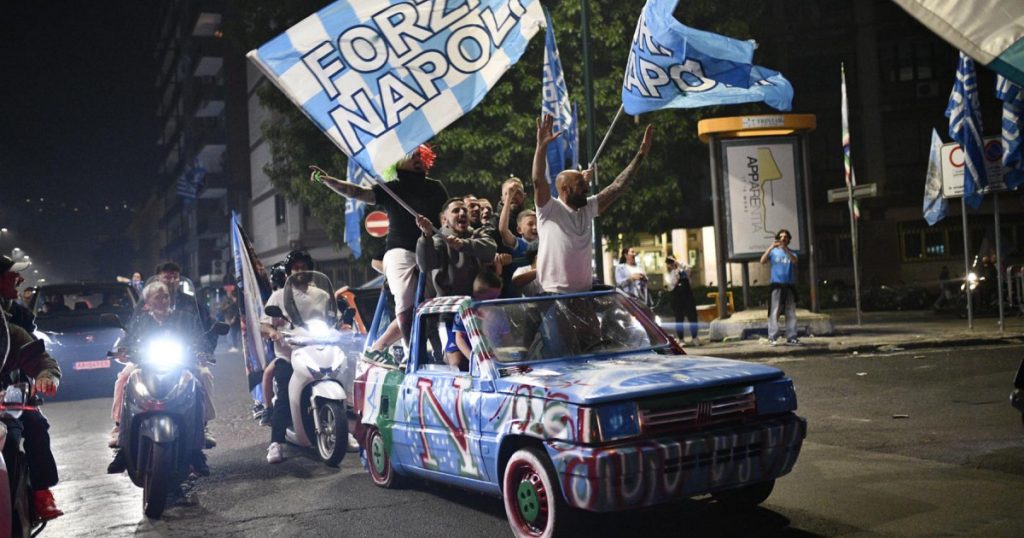 extaz la napoli dupa castigarea celui de al patrulea titlu