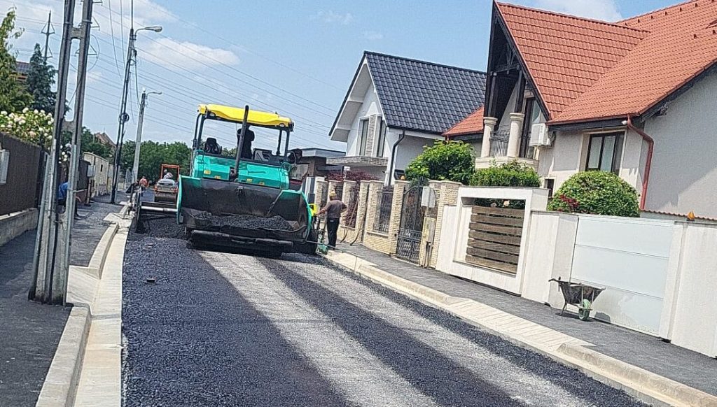 Avanseaza lucrarile pe strada Apateului asfalt turnat