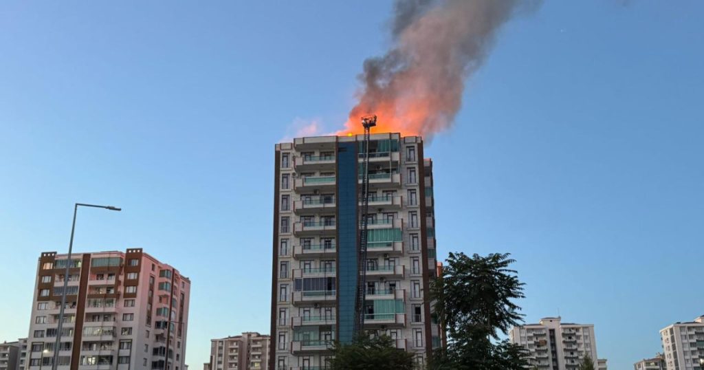 Incendiu intr o cladire de 13 etaje in Turcia trei morti doi copii