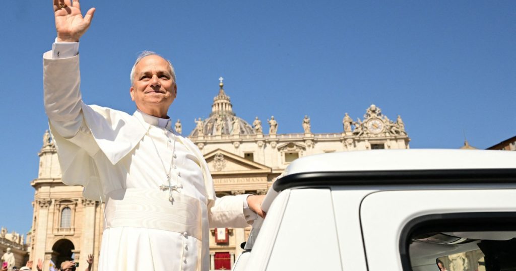 Papa Leon incalca codul vestimentar cu un accesoriu sport