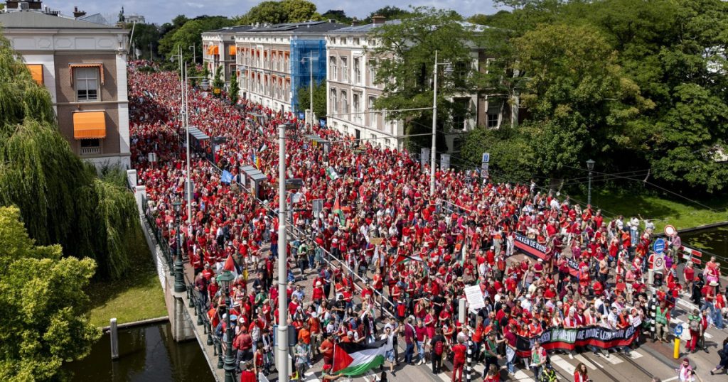 Protest uriash in Olanda 150000 de oameni la Haga