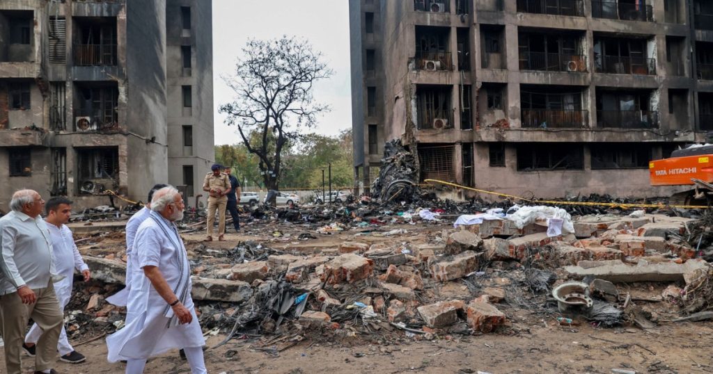 Salvatorii cauta supravietuitori si resturi ale avionului Air India in Ahmedabad