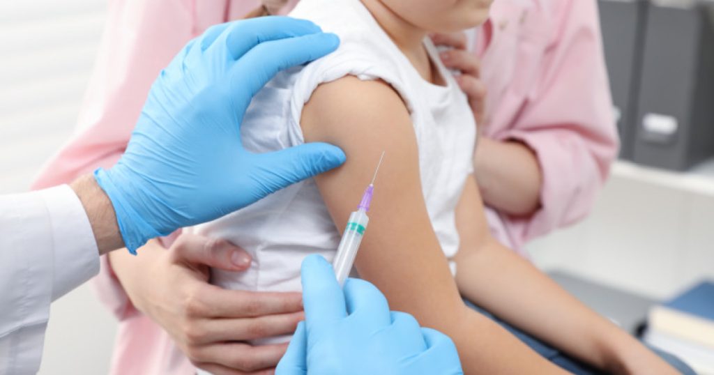 Vaccinarea copiilor scade milioane de vieti in pericol