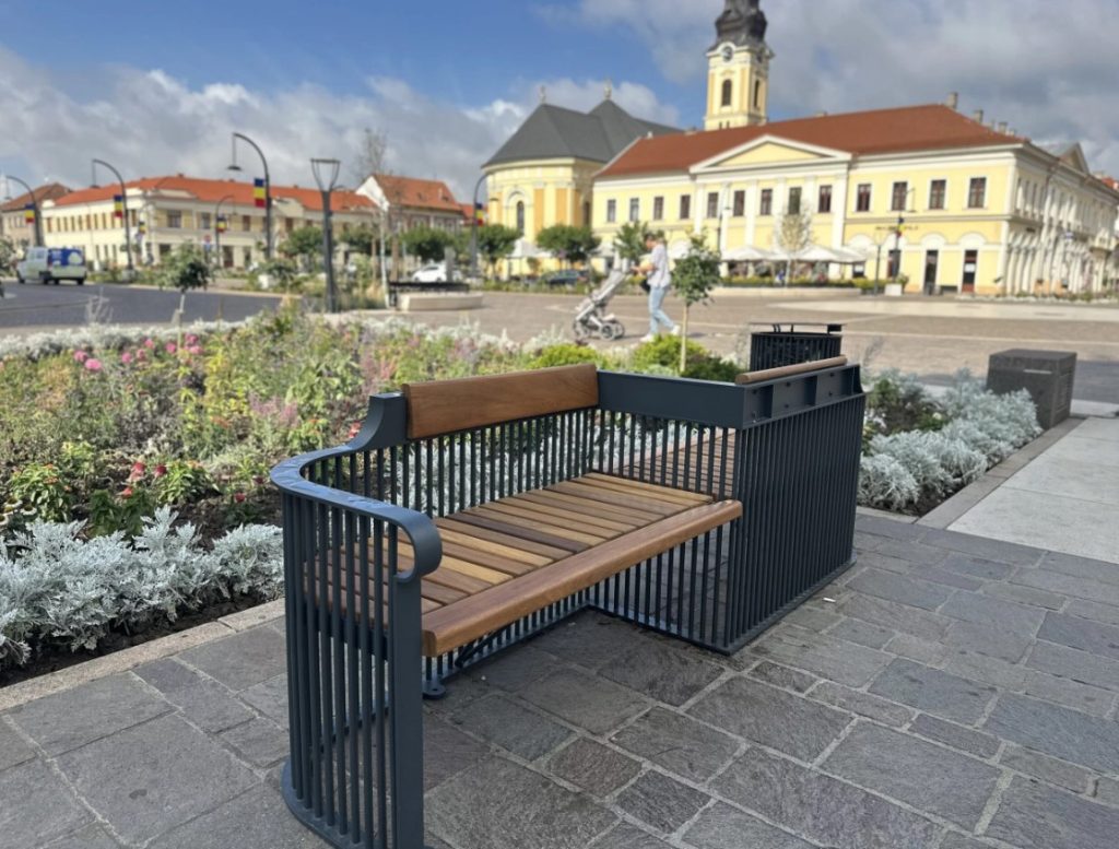Bancile din Piata Unirii reconditionate la pretul de achizitie