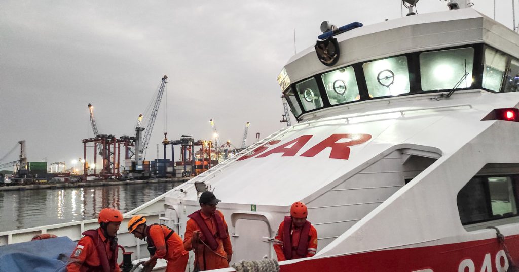 Cel puin patru mori i 38 disprui dupa scufundarea unui feribot n Indonezia