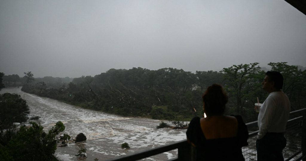 Inundatii in Texas 32 de morti 14 copii inclusiv