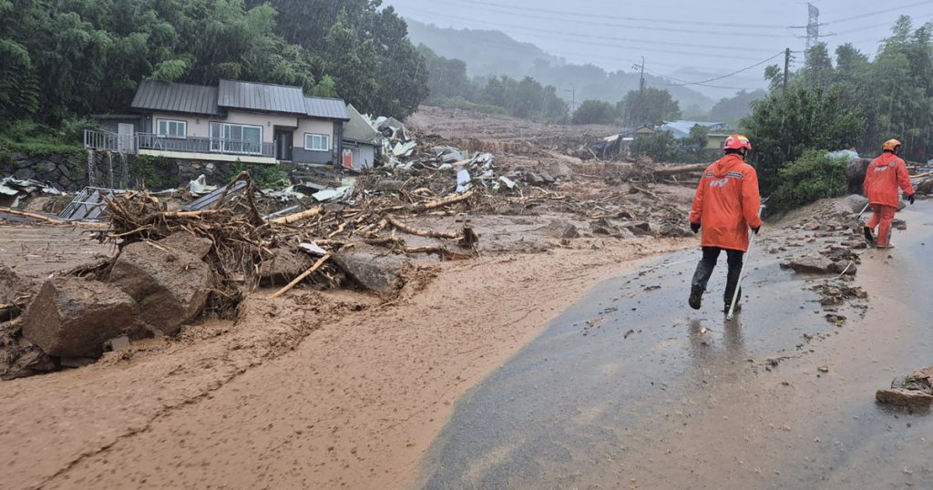 Inundatii si alunecari de teren in Coreea de Sud 14 morti 12 disparuti
