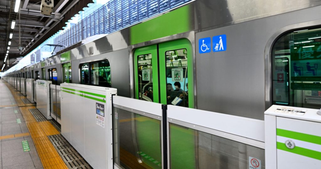 Panica la metroul din Tokyo explozie baterie telefon
