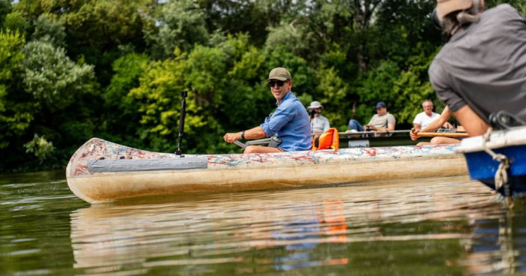 Peter Magyar si a lansat campania impotriva lui Viktor Orban in canoe