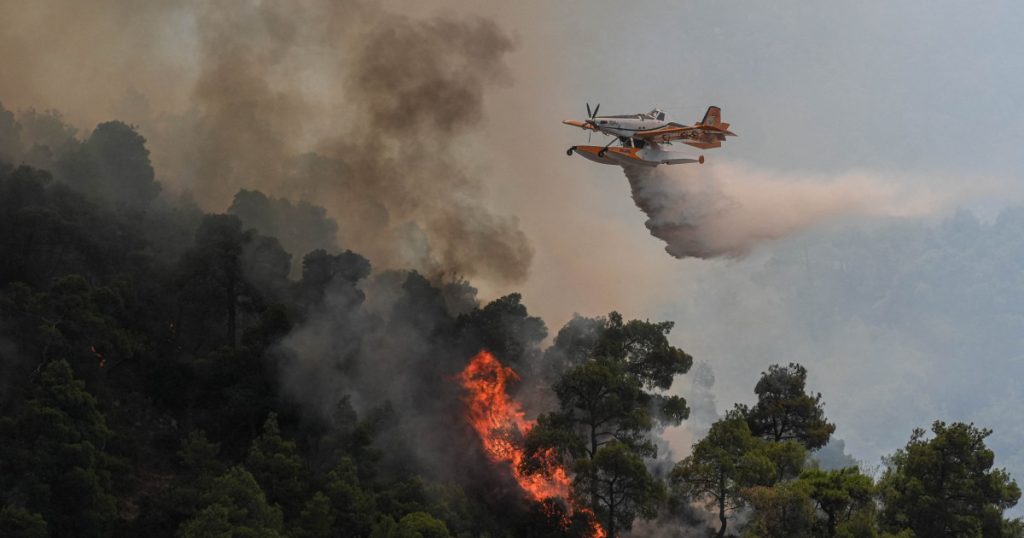 Pompierii turci continua lupta cu incendiile in Izmir