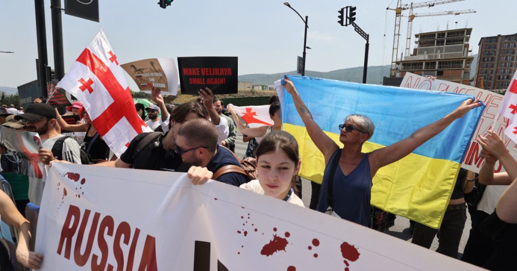 Steagul Rusiei ars in Georgia Nu sunteti bineveniti aici