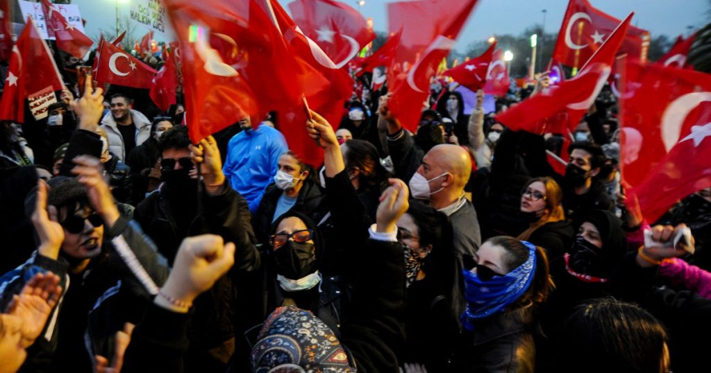 Zeci de mii de oameni au protestat la Istanbul impotriva incarcerarii lui Ekrem Imamoglu