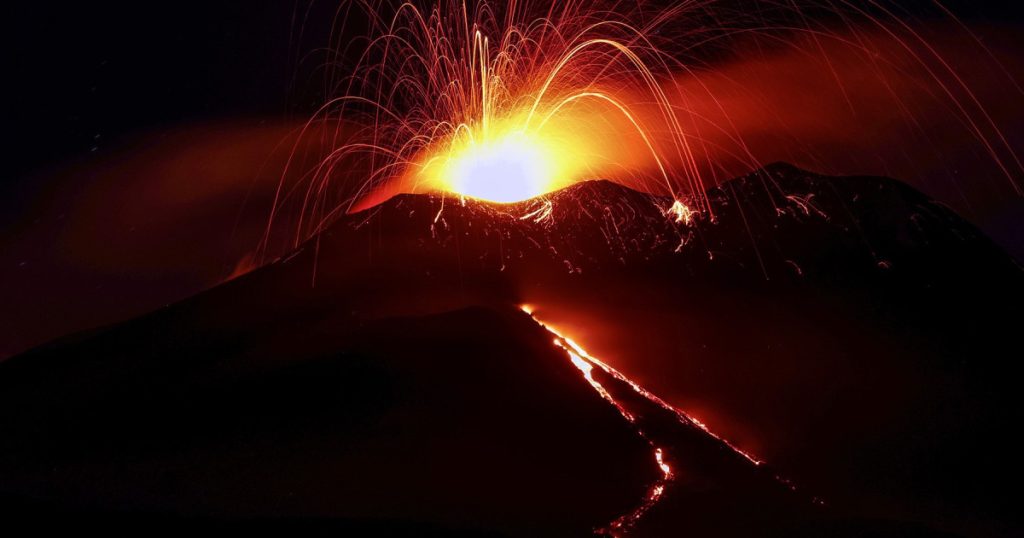 Alerte aeriana in sudul italiei vulcanul etna a erupt
