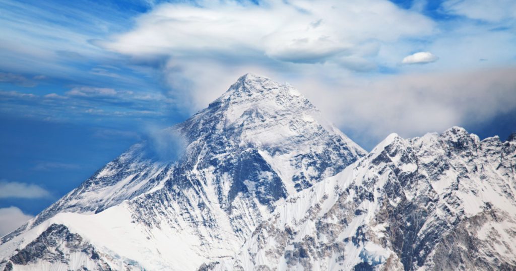 Cucerirea Everestului se scumpeste Nepalul ofera acces gratuit la 97 munti