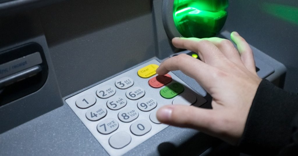 Grecia Bancile pot folosi ATM uri comune pentru costuri mai mici