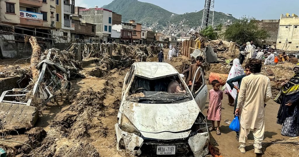 Inundatii devastatoare in Pakistan 321 morti si stare de dezastru