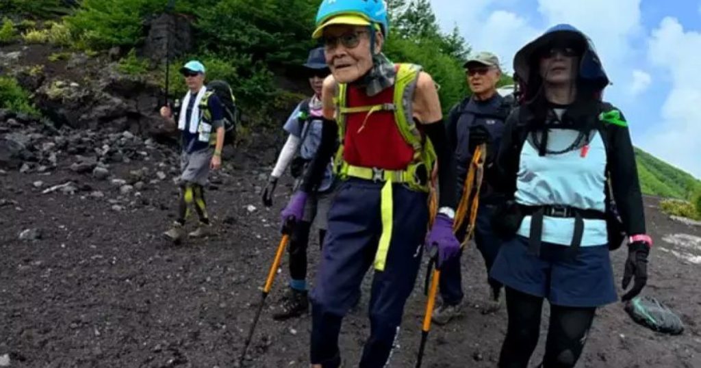 Record la 102 ani Japonez pe varful Muntelui Fuji
