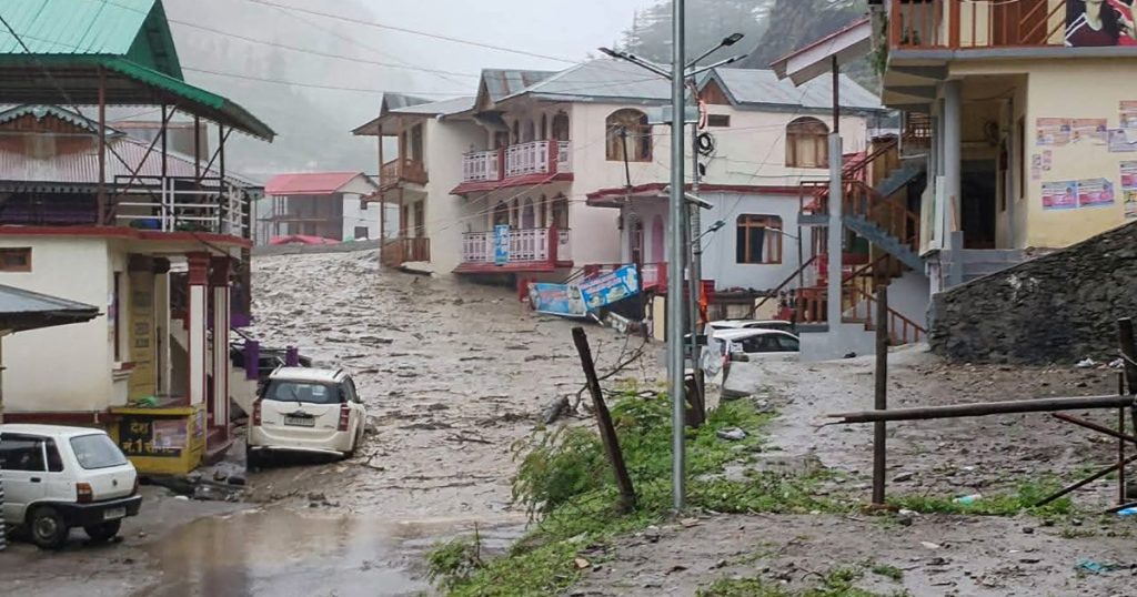 Sat indian distrus de viitura in Himalaya 4 morti 50 disparuti