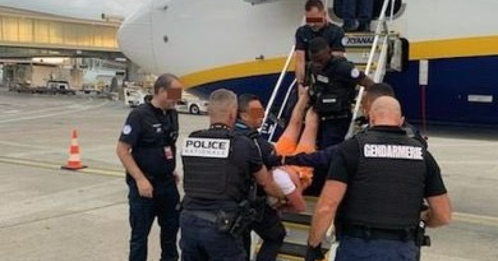Avion Ryanair redirectionat din cauza unui barbat beat