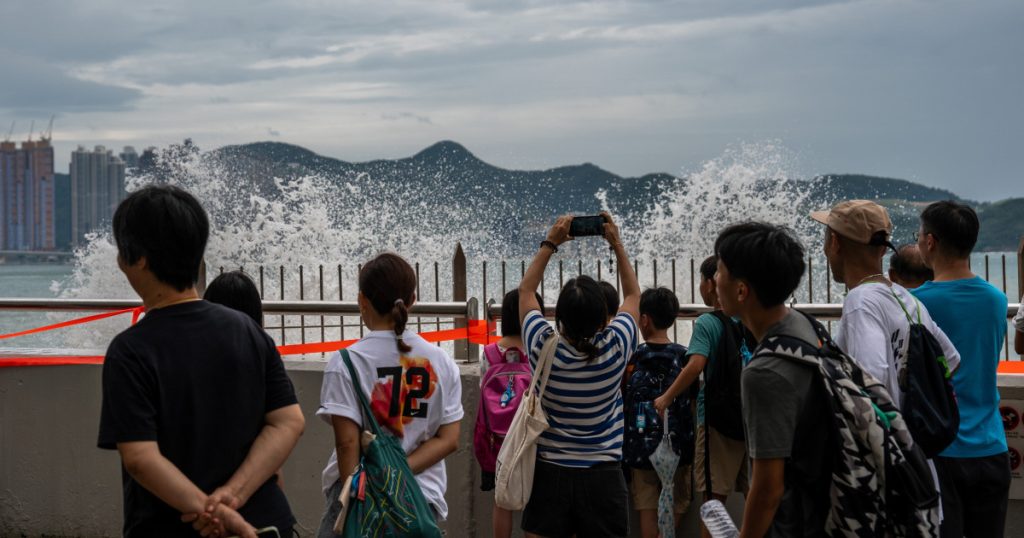 Hong Kongul se pregateste pentru cel mai puternic taifun