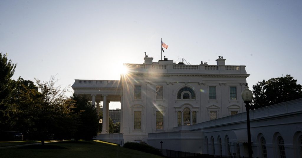Imagini virale cu un obiect aruncat pe fereastra starnesc conspiratii Trump contrazice oficialii