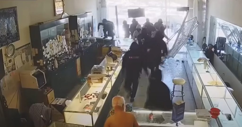 Masina sparge facada unei bijuterii 15 hoti fura tot