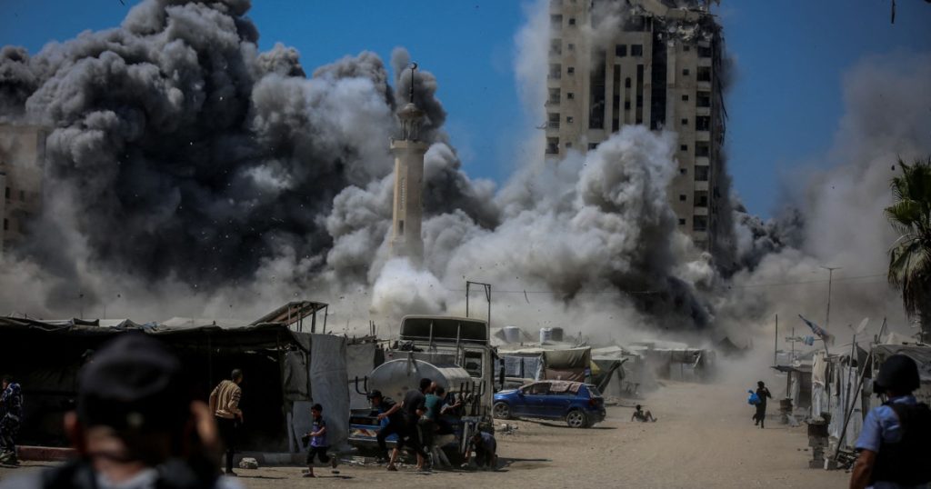Momentul prabusirii unui bloc turn de 14 etaje din Gaza
