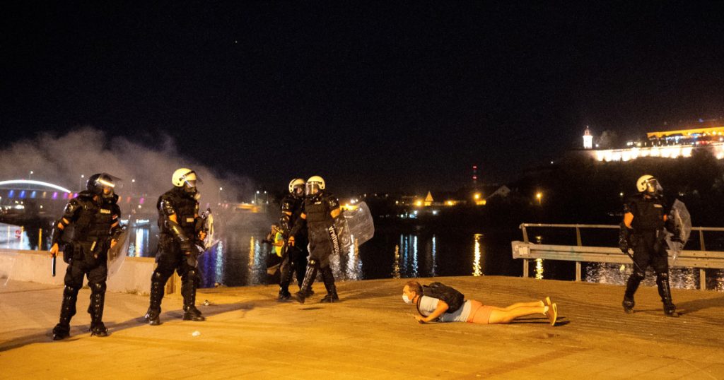 Proteste violente in Serbia politia a dispersat protestatarii
