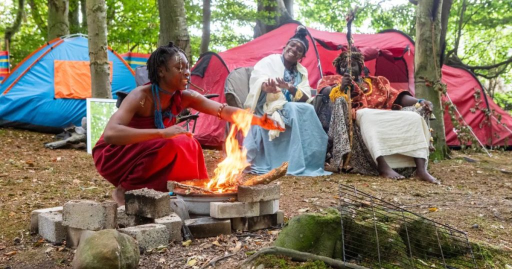 Trei oameni sau autoproclamat trib african in Scoia