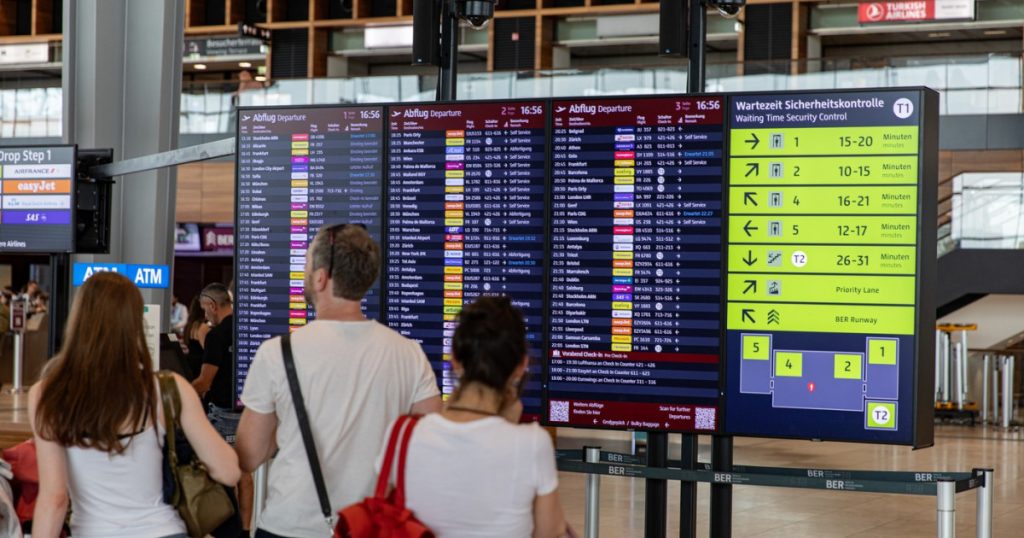 Zboruri intarziate si anulate dupa atac informatic la aeroporturi