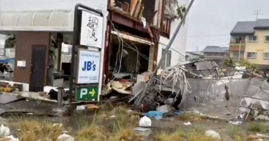 Zeci de raniti in Japonia din cauza taifunului