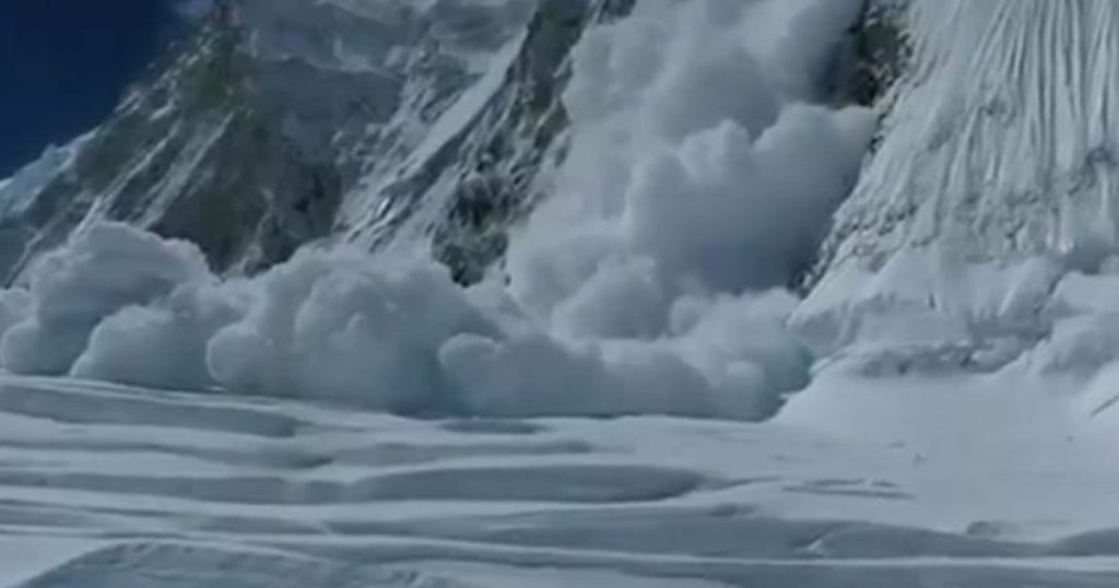 Prapad in Nepal si India 60 de morti oameni blocati pe Everest
